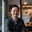张明宇，心理咨询师，温暖诊室内微笑专业形象
